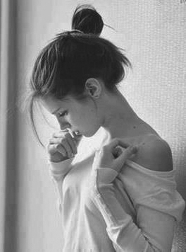 donna_bella_mora_che_pensa_foto_in_bianco_e_nero